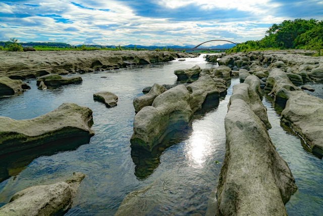 多摩川沿いの岩盤と緑に囲まれた昭島市の景観